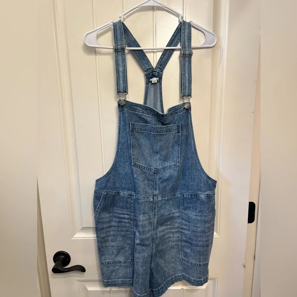 Aerie shortalls size XL with flower detail on rear pocket - Picture 1 of 7